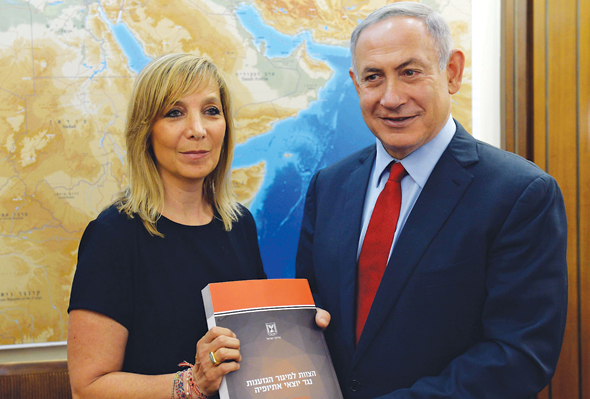 פלמור עם ראש הממשלה בנימין נתניהו, בעת מסירת הדו"ח נגד גזענות. "הוא הבין שזו פצצה חברתית מתקתקת" פלמור עם ראש הממשלה בנימין נתניהו, בעת מסירת הדו"ח נגד גזענות. "הוא הבין שזו פצצה חברתית מתקתקת"
