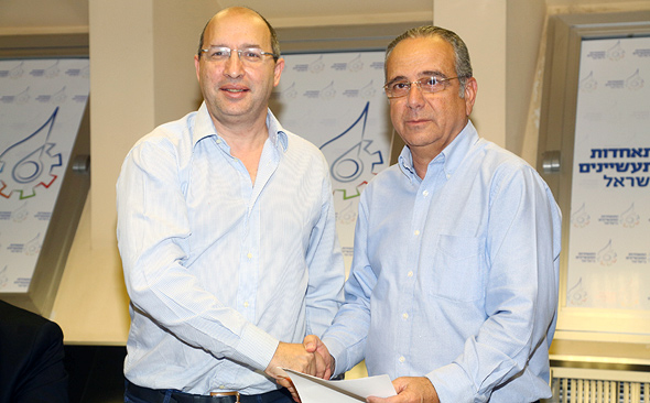 נשיא התאחדות התעשיינים שרגא ברוש ויו"ר ההסתדרות אבי ניסנקורן חותמים על ההסכם נשיא התאחדות התעשיינים שרגא ברוש ויו"ר ההסתדרות אבי ניסנקורן חותמים על ההסכם