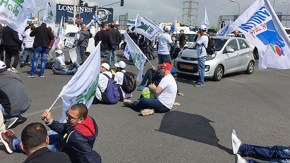 מאות עובדי חיפה כימיקלים חוסמים את צומת גהה מאות עובדי חיפה כימיקלים חוסמים את צומת גהה