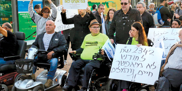 מאבק הנכים: מפגינים חסמו את כביש 4 בשרון והבעירו צמיגים