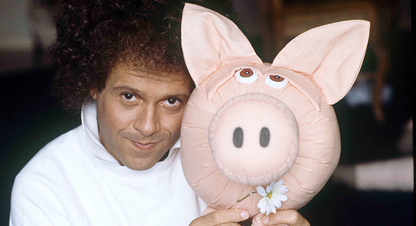 סימונס עם בובת חזיר (1982) , צילום: איי פי
