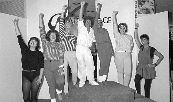 מימין: סימונס לצד דוגמניות שמציגות את ליין בגדי הספורט שלו (1984) , צילום: איי פי