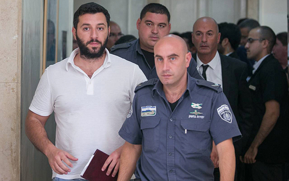 משמאל: גרי שאלון בבית המשפט המחוזי בירושלים, 2015 