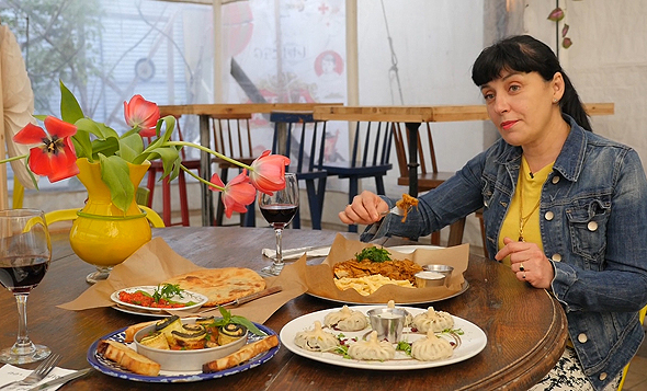 ננה שרייר, מסעדת ננוצ'קה בת"א. מועדון צרכנים טבעוני יצא לדרך בישראל ננה שרייר, מסעדת ננוצ'קה בת"א. מועדון צרכנים טבעוני יצא לדרך בישראל