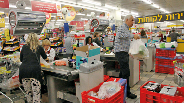 Shoppers at the supermarket. Photo: Zohar Shachar Shoppers at the supermarket. Photo: Zohar Shachar