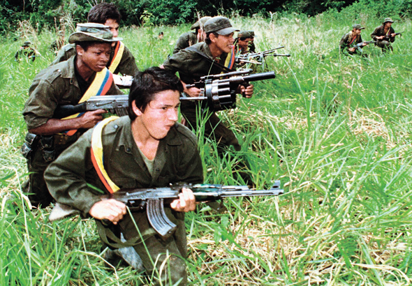 לוחמי ארגון הגרילה הקולומביאני FARC. המערכה הפומבית נגד שיחות השלום שניהל עמם השלטון הביאה למפלה של ספולוודה לוחמי ארגון הגרילה הקולומביאני FARC. המערכה הפומבית נגד שיחות השלום שניהל עמם השלטון הביאה למפלה של ספולוודה