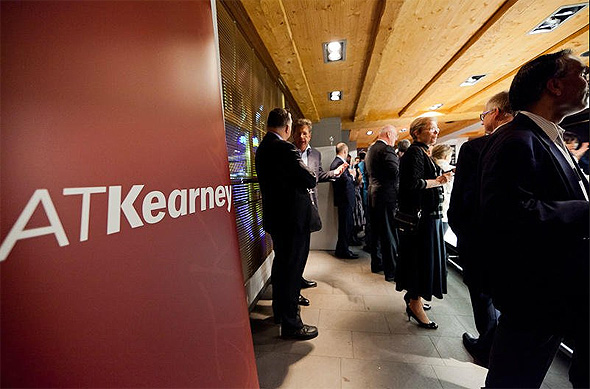 חברת הייעוץ A.T. Kearney . שכר חציוני כולל של 175,000 דולר חברת הייעוץ A.T. Kearney . שכר חציוני כולל של 175,000 דולר