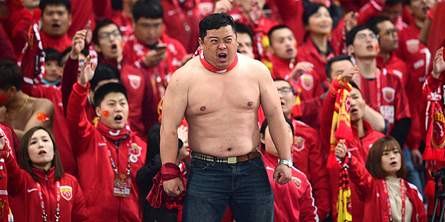 אוהד כדורגל סיני. רוצים להשאיר את ההון בסין, צילום: איי אף פי