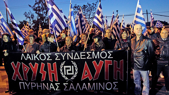 הפגנה של אנשי השחר הזהוב. אנטטוקומפו נהפך לאויב מספר אחת של הניאו־נאצים: מהגר, שחור, לא יווני, שהגיע לצמרת הפגנה של אנשי השחר הזהוב. אנטטוקומפו נהפך לאויב מספר אחת של הניאו־נאצים: מהגר, שחור, לא יווני, שהגיע לצמרת
