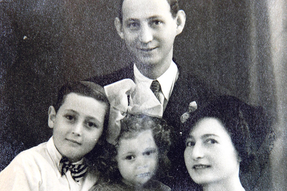 1939. אייבי נאמן בן ה־6 עם הוריו חנה ומיכאל ואחותו אביבה, בת 4, סטודיו לצילום בתל אביב 1939. אייבי נאמן בן ה־6 עם הוריו חנה ומיכאל ואחותו אביבה, בת 4, סטודיו לצילום בתל אביב