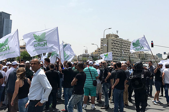 הפגנה של עובדי חיפה כימיקלים (ארכיון) הפגנה של עובדי חיפה כימיקלים (ארכיון)