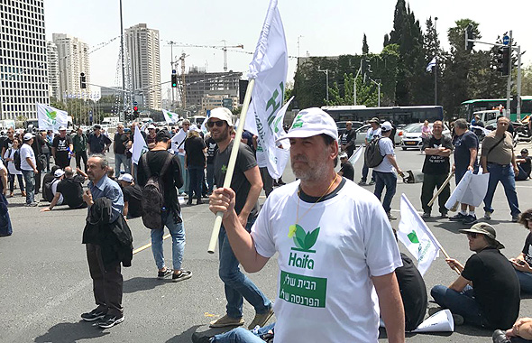 הפגנה של עובדי חיפה כימיקלים (ארכיון) הפגנה של עובדי חיפה כימיקלים (ארכיון)