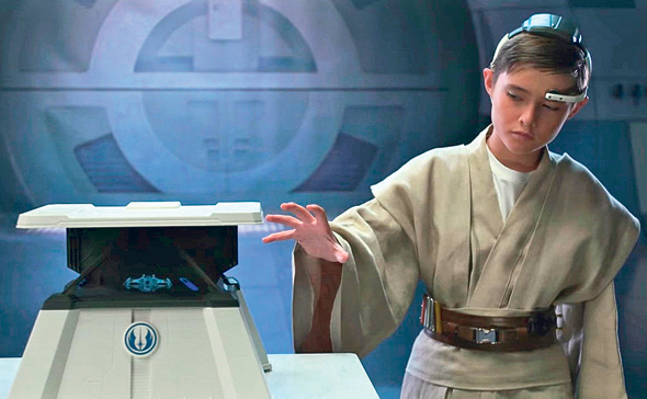 Star Wars Force Trainer II. משחק שליטה מוחית. המשתמש מציג באמצעות טאבלט סצנה מ"מלחמת הכוכבים" בהולוגרמה. המערכת מודדת גלי מוח שאופייניים למצבי ריכוז ומזיזה את ספינת החלל בהתאם Star Wars Force Trainer II. משחק שליטה מוחית. המשתמש מציג באמצעות טאבלט סצנה מ"מלחמת הכוכבים" בהולוגרמה. המערכת מודדת גלי מוח שאופייניים למצבי ריכוז ומזיזה את ספינת החלל בהתאם