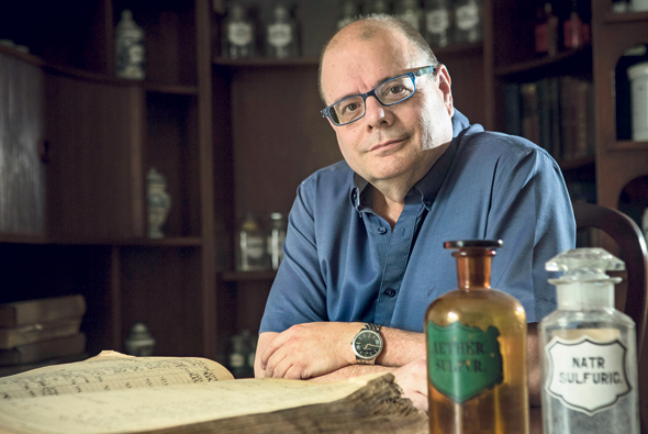 שור. "קופות החולים מנצלות את כוחן כדי להחליט איזו תרופה גנרית תינתן ללקוחות. זה מתגלגל למחירי תרופות מנופחים, וגורם למשל לכך שתרופה מקורית וגנרית יעלו בישראל אותו דבר. איך זה ייתכן?" שור. "קופות החולים מנצלות את כוחן כדי להחליט איזו תרופה גנרית תינתן ללקוחות. זה מתגלגל למחירי תרופות מנופחים, וגורם למשל לכך שתרופה מקורית וגנרית יעלו בישראל אותו דבר. איך זה ייתכן?"