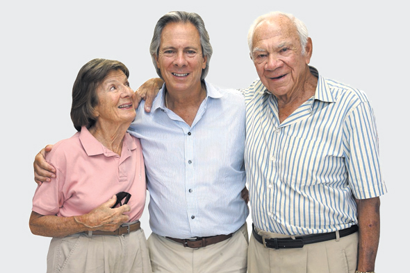 ליאון קופלר (במרכז), עם הוריו מורי ומרוול. "אמא שלי התעצבנה ואמרה לו: ‘שתית קפה, אבל עוגה כבר לא תקבל, הנה הדלת'" ליאון קופלר (במרכז), עם הוריו מורי ומרוול. "אמא שלי התעצבנה ואמרה לו: ‘שתית קפה, אבל עוגה כבר לא תקבל, הנה הדלת'"