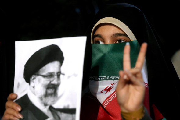 תומכת במועמד השמרני הקיצוני לנשיאות איראן, אבראהים ראיסי