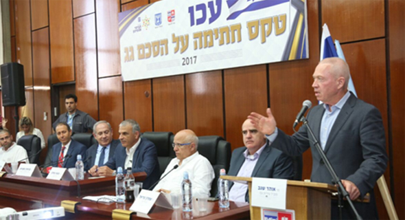 גלנט, כחלון ונתניהו בטקס חתימת הסכם הגג בעכו גלנט, כחלון ונתניהו בטקס חתימת הסכם הגג בעכו