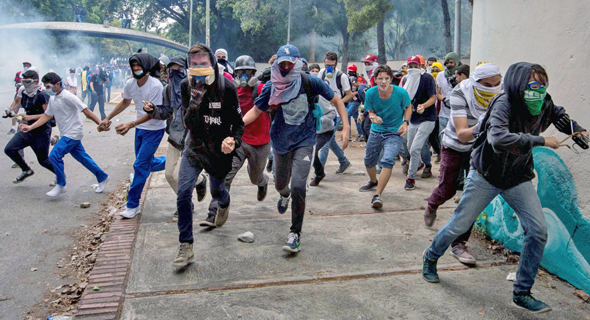 הפגנות אלימות בוונצואלה, על רקע המצב הכלכלי הקשה