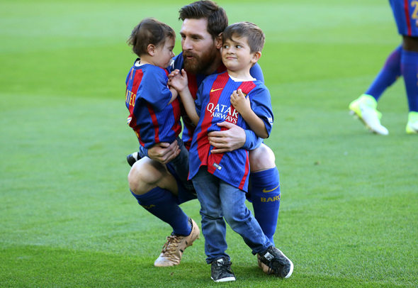 ליאו מסי וילדיו תיאגו ומתאו , צילום: רויטרס