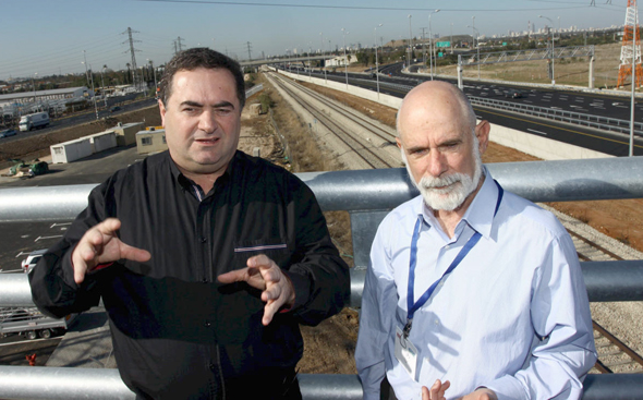 מימין: האחראי על הניסוי בנתיבי איילון ניצן יוצר ושר התחבורה ישראל כץ. יוצר הודיע על התפטרותו בשבוע שעבר מימין: האחראי על הניסוי בנתיבי איילון ניצן יוצר ושר התחבורה ישראל כץ. יוצר הודיע על התפטרותו בשבוע שעבר