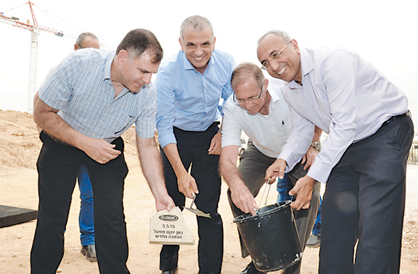 משמאל: מנכ"ל אסם איציק צאיג, שר האוצר, משה כחלון, פרופר וראש עיריית קריית גת אבירם דהרי בטקס הנחת אבן פינה למפעל. "הפריון תלוי קודם כל בהשקעות, ואין עידוד להשקעות בארץ" משמאל: מנכ"ל אסם איציק צאיג, שר האוצר, משה כחלון, פרופר וראש עיריית קריית גת אבירם דהרי בטקס הנחת אבן פינה למפעל. "הפריון תלוי קודם כל בהשקעות, ואין עידוד להשקעות בארץ"