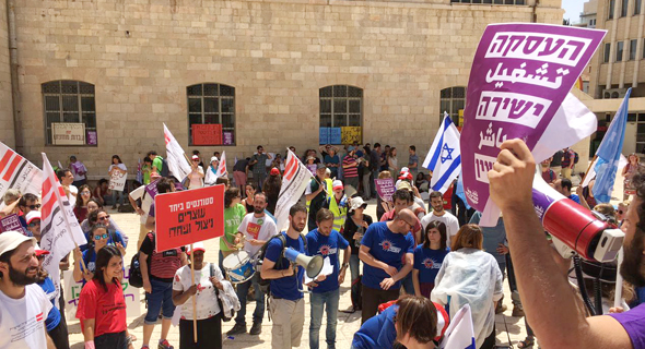הפגנה להעסקה ישירה של עובדי קבלן שאותה הובילה ההסתדרות הפגנה להעסקה ישירה של עובדי קבלן שאותה הובילה ההסתדרות