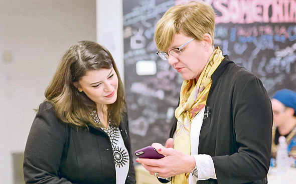 פיונה דרמון (מימין)