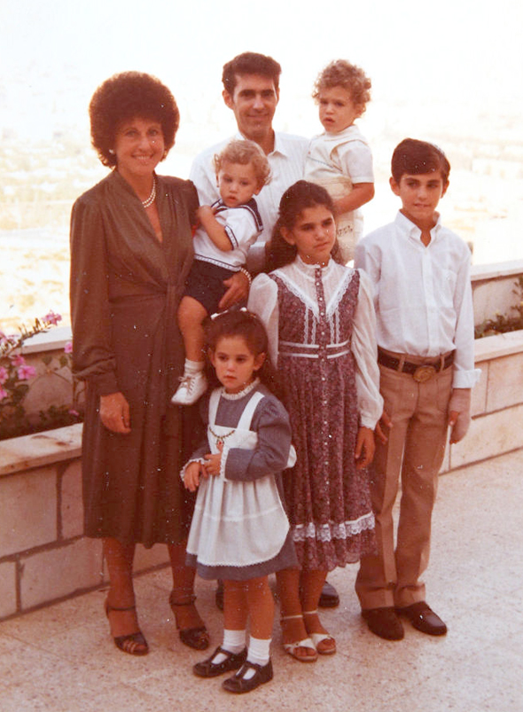 1981. יוסף סידר בבר המצווה שלו, עם הוריו ציפי וחיים ואחיו (מהגדולה לקטן) דליה (10), נועה (4), יואב (שנתיים) ויונתן (שנה), בירושלים 1981. יוסף סידר בבר המצווה שלו, עם הוריו ציפי וחיים ואחיו (מהגדולה לקטן) דליה (10), נועה (4), יואב (שנתיים) ויונתן (שנה), בירושלים