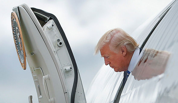 דונלד טראמפ יורד מהמטוס הנשיאותי, צילום: איי פי