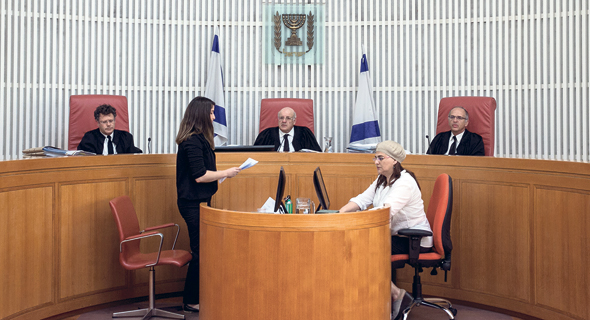 שופטי בית המשפט העליון בדיון אתמול על פיצול התאגיד. מימין: נעם סולברג, חנן מלצר, יצחק עמית שופטי בית המשפט העליון בדיון אתמול על פיצול התאגיד. מימין: נעם סולברג, חנן מלצר, יצחק עמית