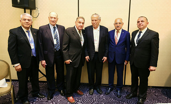 מימין: שגריר טורקיה בישראל כמאל אקם; יו"ר איגוד היצואנים הטורקי, Mehmet Buyukeksi (מהמט ביוקקשי); סטף ורטהיימר; אריה זייף סגן נשיא איגוד לשכות המסחר; אמנון דותן חבר נשיאות איגוד לשכות המסחר ויו"ר תעבורה; מנשה כרמון יו"ר לשכת המסחר והתעשייה ישראל-טורקיה מימין: שגריר טורקיה בישראל כמאל אקם; יו"ר איגוד היצואנים הטורקי, Mehmet Buyukeksi (מהמט ביוקקשי); סטף ורטהיימר; אריה זייף סגן נשיא איגוד לשכות המסחר; אמנון דותן חבר נשיאות איגוד לשכות המסחר ויו"ר תעבורה; מנשה כרמון יו"ר לשכת המסחר והתעשייה ישראל-טורקיה