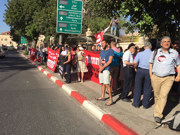ההורים מפגינים ההורים מפגינים