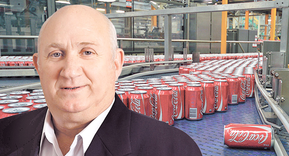 איציק אברכהן מנכ"ל שופרסל על רקע קו ייצור של קוקה קולה, צילום: בלומברג, סיון פרג
