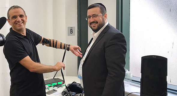 ה"דיל" - זה ירוץ 5 ק"מ וזה יניח תפילין. מימין מושיק פרידמן ומאיר אורבך ה"דיל" - זה ירוץ 5 ק"מ וזה יניח תפילין. מימין מושיק פרידמן ומאיר אורבך