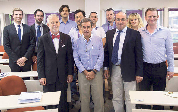 מימין: עמית דרור, רוית ברניב, אודי אהרוני, דן זיסקינד, דל פויט מבית הספר ראדי למינהל עסקים בסן דייגו, סמנכ"ל הפיתוח העסקי של ננו דיימנשן סיימון פריד ושופטים מהאקדמיה מימין: עמית דרור, רוית ברניב, אודי אהרוני, דן זיסקינד, דל פויט מבית הספר ראדי למינהל עסקים בסן דייגו, סמנכ"ל הפיתוח העסקי של ננו דיימנשן סיימון פריד ושופטים מהאקדמיה