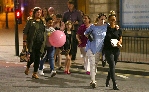מעריצים המומים לאחר הפיגוע בהופעת אריאנה גרנדה, צילום: גטי אימג