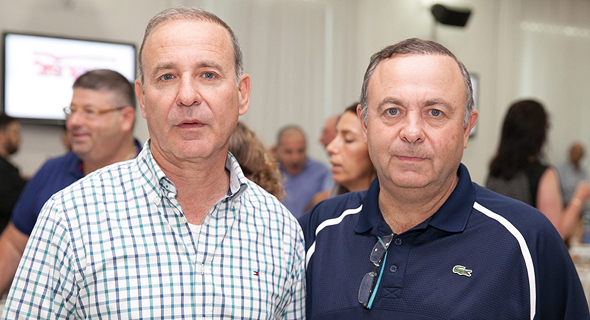 מימין: צביקה ויוסי ויליגר: "גורטובוי הביא את גרייבר לחברה כמנכ"ל־בובה" מימין: צביקה ויוסי ויליגר: "גורטובוי הביא את גרייבר לחברה כמנכ"ל־בובה"