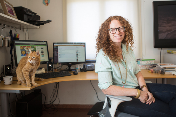 דנה כהן בראון, מעצבת חווית משתמש. "באופן כללי אני לא מאמינה בעבודה בחינם. אם חברה תעצב את האתר שלי אז אולי היא תיתן לי הנחת חבר, אבל אני רוצה לשלם לה, שהיא תתייחס אליי כלקוחה ולא תעשה לי ג'סטה. הבעיה היא שמנצלים את התמימות של מי שרוצה להיכנס לתחום" דנה כהן בראון, מעצבת חווית משתמש. "באופן כללי אני לא מאמינה בעבודה בחינם. אם חברה תעצב את האתר שלי אז אולי היא תיתן לי הנחת חבר, אבל אני רוצה לשלם לה, שהיא תתייחס אליי כלקוחה ולא תעשה לי ג'סטה. הבעיה היא שמנצלים את התמימות של מי שרוצה להיכנס לתחום"
