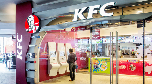 סניף KFC בשנגחאי, סין. 20 אלף סניפים ב־125 מדינות סניף KFC בשנגחאי, סין. 20 אלף סניפים ב־125 מדינות