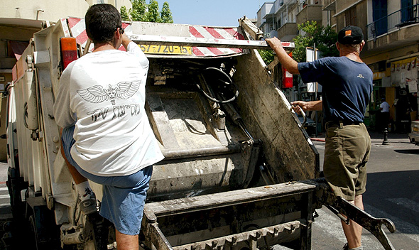 משאית זבל. תושב בישראל מייצר 1.7 ק"ג זבל בממוצע ביום, צילום: שאול גולן