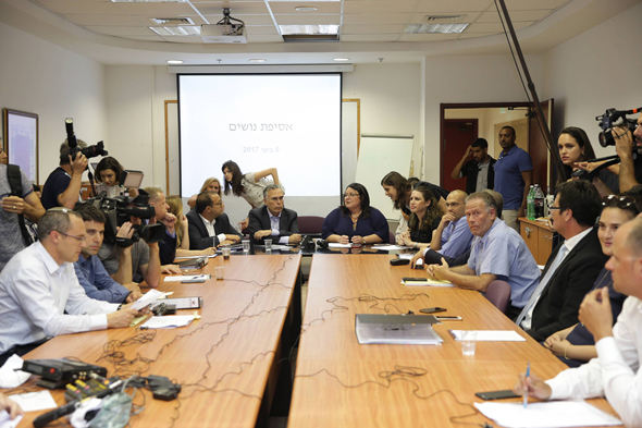 אסיפת הנושים של פישמן, הערב אסיפת הנושים של פישמן, הערב