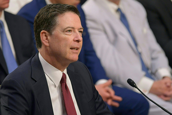ראש ה-FBI המודח, ג'יימס קומי, במהלך עדותו אתמול בסנאט ראש ה-FBI המודח, ג'יימס קומי, במהלך עדותו אתמול בסנאט