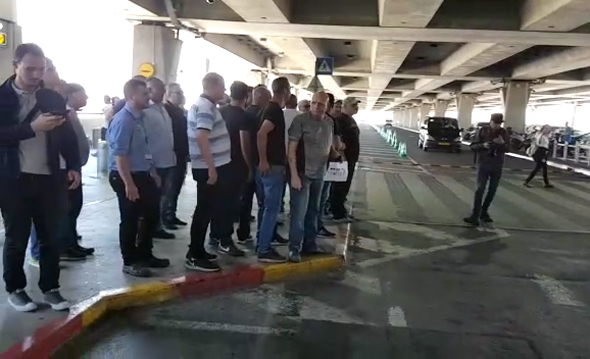 הפגנת נהגי מוניות בנתב"ג (ארכיון) הפגנת נהגי מוניות בנתב"ג (ארכיון)