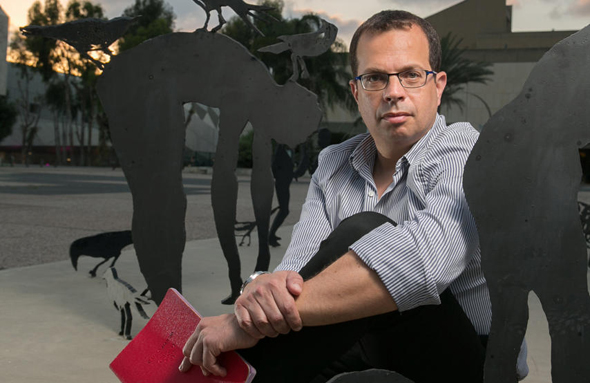 ליעד שהם. "הבנתי שאני צריך לכתוב ספר ברמת תחכום למבוגרים, כאשר הגיבורים הם בני נוער" ליעד שהם. "הבנתי שאני צריך לכתוב ספר ברמת תחכום למבוגרים, כאשר הגיבורים הם בני נוער"