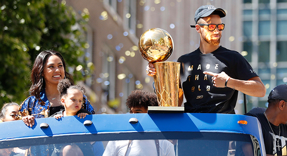 סטפן קארי. קארי אומר שהדרמה ב-NBA כבר כמעט ולא מצליחה להפתיע אותו, כמו הבקשה של קיירי אירווינג מקליבלנד קאבלירס לעבור קבוצה כדי שלא ישחק לצד לברון ג'יימס. הם זכו יחד באליפות ב-2016. סטפן קארי. קארי אומר שהדרמה ב-NBA כבר כמעט ולא מצליחה להפתיע אותו, כמו הבקשה של קיירי אירווינג מקליבלנד קאבלירס לעבור קבוצה כדי שלא ישחק לצד לברון ג'יימס. הם זכו יחד באליפות ב-2016.