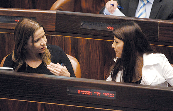 "תמכתי בשלי יחימוביץ' לראשות ההסתדרות. דיני עבודה חשובים לה, והיא יכולה לייצג עובדים בלי אינטרסים זרים. אבל בבחירות בהסתדרות היו יותר מדי אינטרסנטים שייפגעו מניצחון שלה, וכשהשמנת בסיכון מופיעים אי־סדרים" "תמכתי בשלי יחימוביץ' לראשות ההסתדרות. דיני עבודה חשובים לה, והיא יכולה לייצג עובדים בלי אינטרסים זרים. אבל בבחירות בהסתדרות היו יותר מדי אינטרסנטים שייפגעו מניצחון שלה, וכשהשמנת בסיכון מופיעים אי־סדרים"