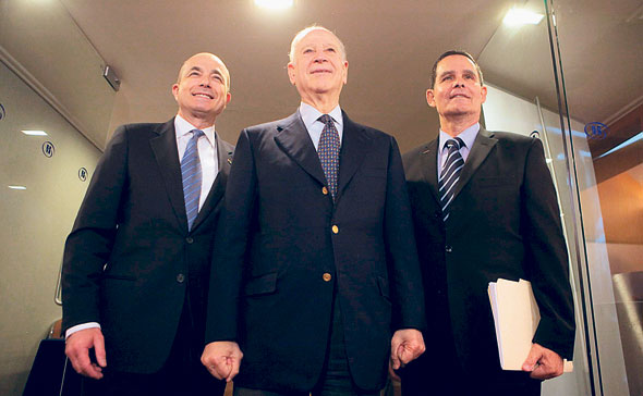 שלמה ינאי, פיליפ פרוסט וג'רמי לוין במסיבת העיתונאים עם פרישת ינאי ב-2012. זה היה הסוף של מורשת הורביץ שלמה ינאי, פיליפ פרוסט וג'רמי לוין במסיבת העיתונאים עם פרישת ינאי ב-2012. זה היה הסוף של מורשת הורביץ