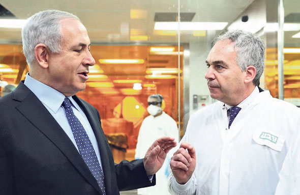 ויגודמן וראש הממשלה בנימין נתניהו במפעל טבע בירושלים ב־2014. ואולי עוד יזכה בקרדיט על עסקה שהצילה את החברה ויגודמן וראש הממשלה בנימין נתניהו במפעל טבע בירושלים ב־2014. ואולי עוד יזכה בקרדיט על עסקה שהצילה את החברה