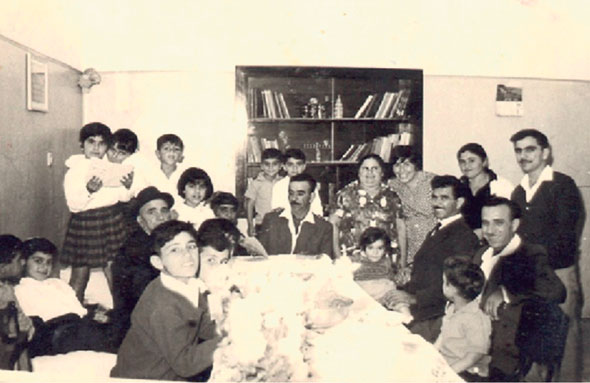 נחום עם המשפחה המורחבת, 1967. "ישנו 4 ילדים בחדר בשיטת רגליים־ראש" נחום עם המשפחה המורחבת, 1967. "ישנו 4 ילדים בחדר בשיטת רגליים־ראש"
