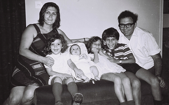 1974. אסנת לבציון בת ה־6 (באמצע) עם הוריה נחמיה ותרצה ואחיה שיקו (10), נגה (4) ואבנר (חצי שנה), בירושלים 1974. אסנת לבציון בת ה־6 (באמצע) עם הוריה נחמיה ותרצה ואחיה שיקו (10), נגה (4) ואבנר (חצי שנה), בירושלים